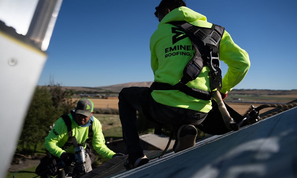 1000x600_Feature-1 roofers at work